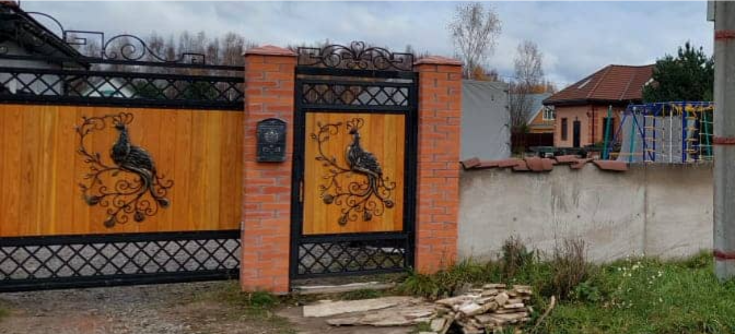 Калитка с художественной ковкой и деревянным заполнением