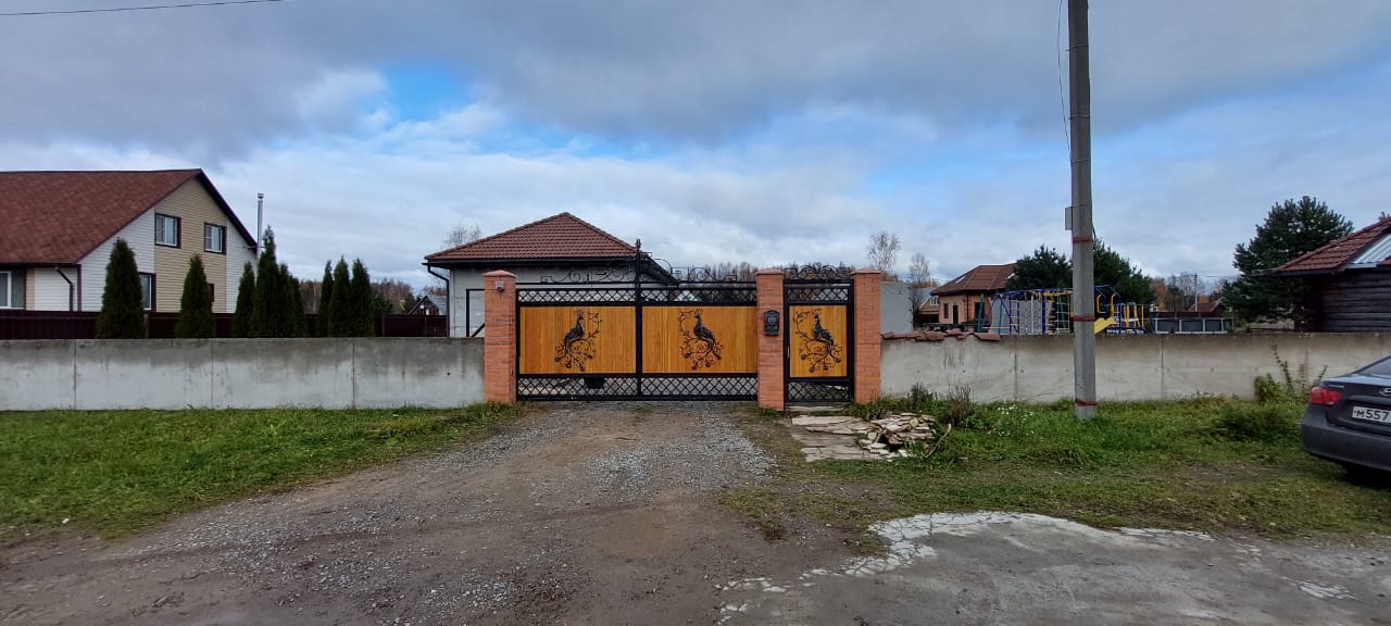 Распашные ворота с ручной ковкой после монтажа
