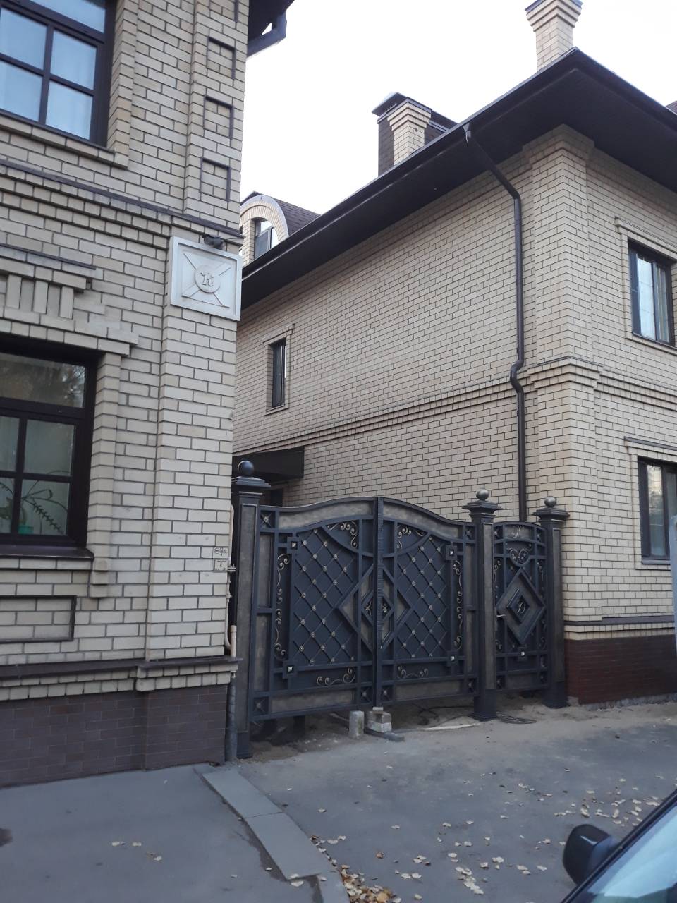 Декоративный кованый павлин на створке ворот
